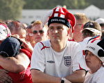 估計有七萬名英國球迷湧入蓋爾森基興，但只有三萬人有票，沒票的球迷就去賽車場和老足球場，在臨時搭建的巨型螢幕前看球。(Peter Macdiarmid/Getty Images)