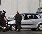 警方在肇事車前調查司機到底是因車輛失控或蓄意衝撞安全柵欄。(MICHAEL KAPPELER/AFP/Getty Images)
