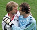 萊曼(Jens Lehmann)(右)在兩度撲下阿根廷射門、德國確定挺進四強後，卡恩(Oliver Kahn)擁抱萊曼致意，表現十足的運動家風範。(ROBERTO SCHMIDT/AFP/Getty Images)