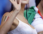2006年6月30日,比賽場邊俏麗的意大利女球迷(ARIS MESSINIS/AFP/Getty Images)