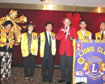 Gene Carpenter先生(右三)授职,从左到右为:袁晓明、许英慧、谭立文、林士杰和Eric Lu/(吕朝晖摄影,大纪元)