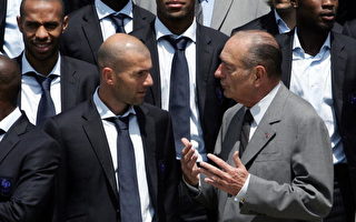 法足球队返抵国门  接受总统席哈克表扬