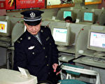 圖：重慶市近日立下新規定，個人上網必須向公安局備案。圖為北京警察在檢查一家網吧。（法新社照片）