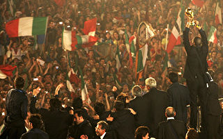 義大利國腳返國 百萬民眾夾道熱烈歡迎