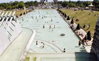 组图：法国 喷水池戏水消暑