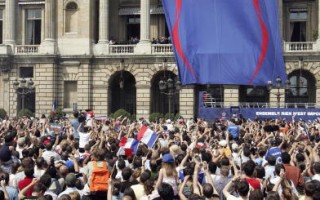 组图：法国民众温情欢迎蓝衫军
