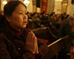 北京的天主教徒在南教堂祈禱。2006年5月9日法新社照片
