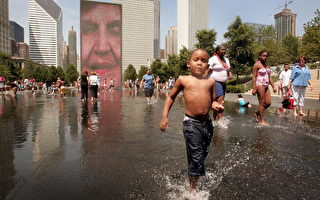 组图：热浪侵袭 美国民众戏水消暑