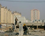 建筑工人在北京东五环路附近施工。2006年3月7日法新社照片