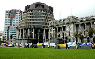 新西兰法轮功学员冒雨集会呼吁制止迫害