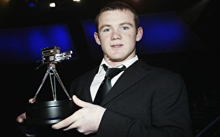 2002年,BBC英国国家广播公司颁发的“年度最佳青年运动员”奖杯/  Warren Little/Getty Images