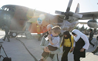 约旦救援飞机从贝鲁特机场载回难民