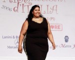 7月23日在意大利中部城市Forcoli举行的丰满小姐(Miss Cicciona)选举，女士体重至少要超过220磅才可参赛。图为夺冠佳丽Silvana Vergara在比赛中露出笑容(TIZIANA FABI/AFP/Getty Images)
