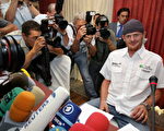 美国车手蓝迪斯28日在西班牙马德里的一家酒店接受媒体采访(PIERRE-PHILIPPE MARCOU/AFP/Getty Images)