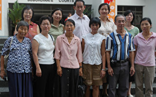 新加坡警方提控的11名法輪功學員，左後一為王宇一