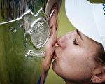 澳洲名將薇柏以272桿贏得Evian女子高爾夫名人賽冠軍，賽後她深情款款地親吻著今年第3座冠軍盃。/AFP