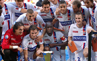 法国冠军杯足赛  里昂踢垮巴黎圣杰门夺冠