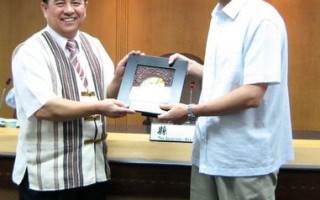 朱立倫表揚原住民行政局長林誠榮拒收餽贈