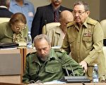鐵拳統治古巴逾半個世紀的卡斯特羅（左）2016年11月25日晚去世，其弟弟老二（右）仍掌管著古巴政局大權。(ADALBERTO ROQUE/AFP/Getty Images)