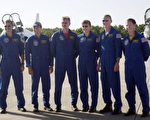 「阿特蘭蒂斯」號機組人員（從左至右）分別為：丹尼爾伯班克(Daniel Burbank)、來自加拿大航天局的史蒂文麥克萊恩(Steven MacLean)、約瑟夫坦納(Joseph Tanner)、海德馬裡斯特凡尼斯海寧－皮珀(Heidemarie Stefanyshyn-Piper)，指令長布倫特傑特(Brent Jett)和飛行員克裡斯托弗弗格森(Christopher Ferguson)。(Photo by BRUCE WEAVER/AFP/Getty Images)