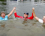 索伦斯坦 (中) 和母亲 Gunilla (左) 姐妹Charlotta (右)在水池里欢呼AFP/Getty Images