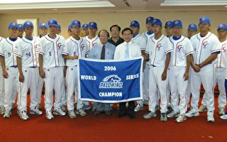 南英商工青棒球夺冠  向台南市长献旗
