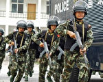 山东青岛的警察在进行防暴训练。2006年7月13日法新社照片