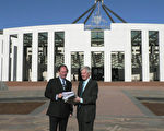 麦克米兰－斯科特和乔高8月17日结束与澳洲外交部的会谈之后，摄于澳洲国会大厦前（大纪元记者曾妮摄影）