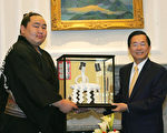 朝青龙(左)代表团员送礼物给陈水扁总统/AFP