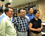 23日，香港立法會議員何俊仁（前排左二）換上便服，自行步出病房會見傳媒。他表示，自己復原得相當不錯，行動方面也沒有問題，相信最快今日可以出院。（大紀元）