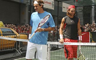 世界排名第一的费德勒（Roger Federer，左）与第二的纳达尔(Rafael Nadal) 在纽约街头网球赛（NYC Street Slam）合影。 (Photo by Brad Barket/Getty Images for Nike)