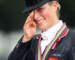 英國女王伊莉莎白二世的孫女莎拉‧菲利普斯騎術精湛，27日在德國舉行的世界馬術賽贏得世界個人馬場錦標賽金牌。（AFP）