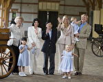 2006年8月18日, 日皇太子全家与荷兰女王及王储全家在阿珀尔多伦的皇家别墅合影。(Photo by Michel Porro/Getty Images)