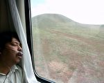 當青藏列車徐徐向上爬升時，車廂內的乘客陸續因為高山症而感到不適，要帶上氧氣罩，儘管車窗外風光明媚，但因暈眩而要閉目養神。（Guang Niu/Getty Images）