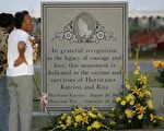 8月27日卡崔娜、丽塔飓风死难者纪念碑前参加悼念仪式(Photo by Justin Sullivan/Getty Images)
