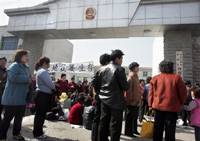天津数百名村民在西地头镇政府大楼外抗议不合理征地 法新社06年3月16号照片