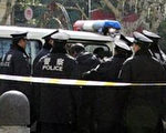 上海警察将拆迁抗议者带入警车。2005年12月7日法新社照片