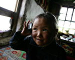 小女孩听到收音机的广播，好开心。 (Photo by Guang Niu/Getty Images)