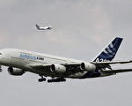 世界最大飞机A380其后显得娇小多了的另一架飞机是波音747客机。。(Photo by JOERG KOCH/AFP/Getty Images)