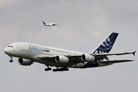 世界最大飞机A380其后显得娇小多了的另一架飞机是波音747客机。。(Photo by JOERG KOCH/AFP/Getty Images)
