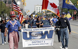 图为9月4日劳动节，底特律游行队伍中的美国钢铁工人联合会。 （Bill Pugliano/Getty Images）