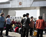 天津數百名村民在西地頭鎮政府大樓外抗議不合理徵地 （圖：法新社）