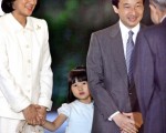 图文：德仁全家探视纪子妃 爱子怯羞可人