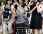 日本社会一向爱跟潮流，在皇室太子妃40岁生子的佳话下，看来带起日本出生率热潮将拭目以待。(TORU YAMANAKA/AFP/Getty Images)