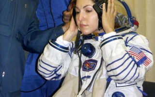 全球首名女太空游客准备升空
