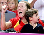 海宁和儿子看球赛 /AFP/Getty Images