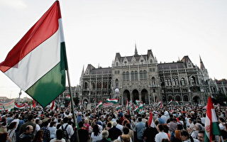 匈牙利两万群众示威抗议政府