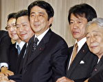 9月25日﹐安倍(中)和自民黨同僚握手。(YOSHIKAZU TSUNO/AFP/Getty Images)
