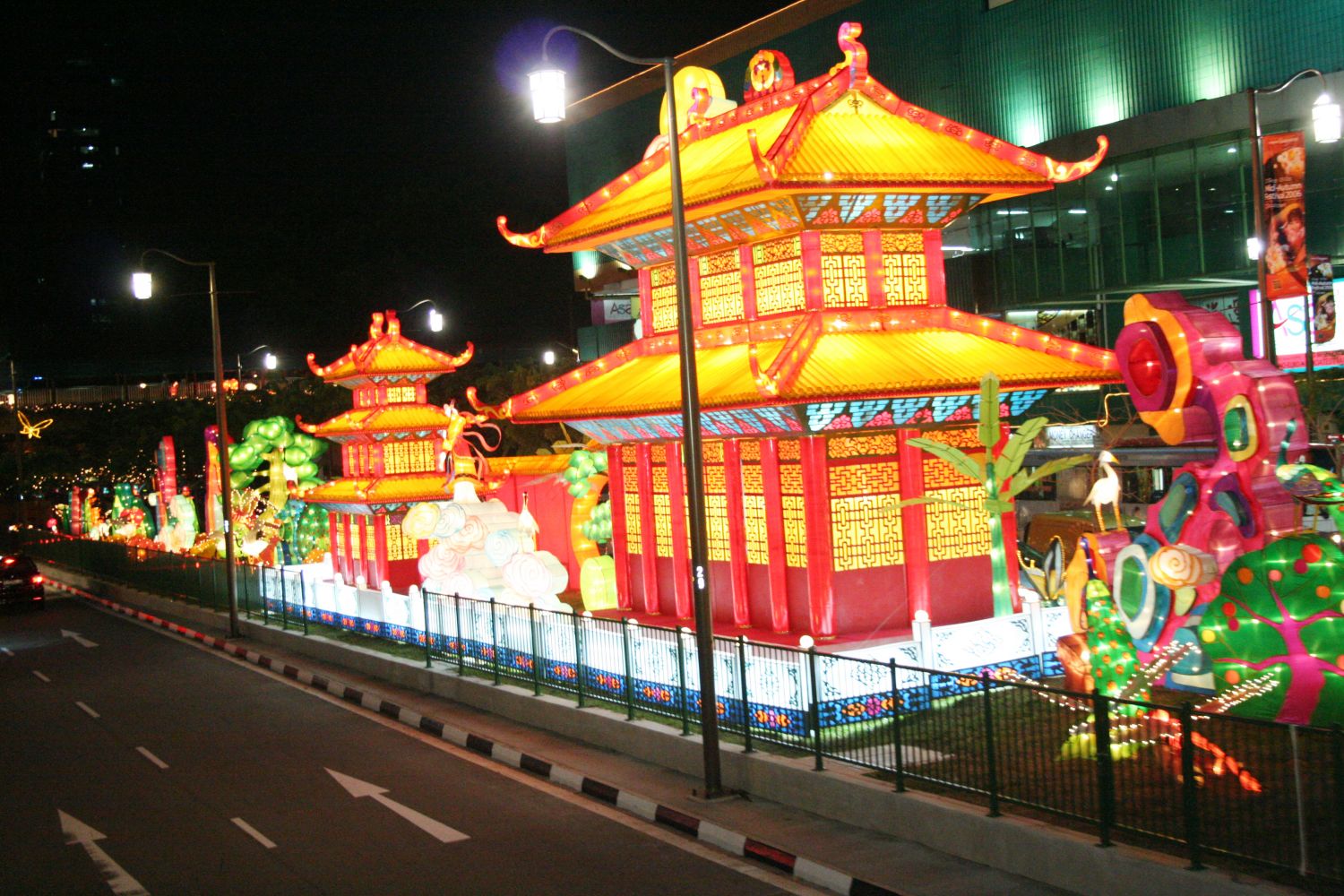 2006年新加坡牛車水中秋節燈飾。(明國/大紀元)