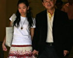 他信在泰國軍方政變後轉到英國，與家人團聚。圖為9月21日他信與女兒在倫敦公開亮相。(Photo by Daniel Berehulak/Getty Images)